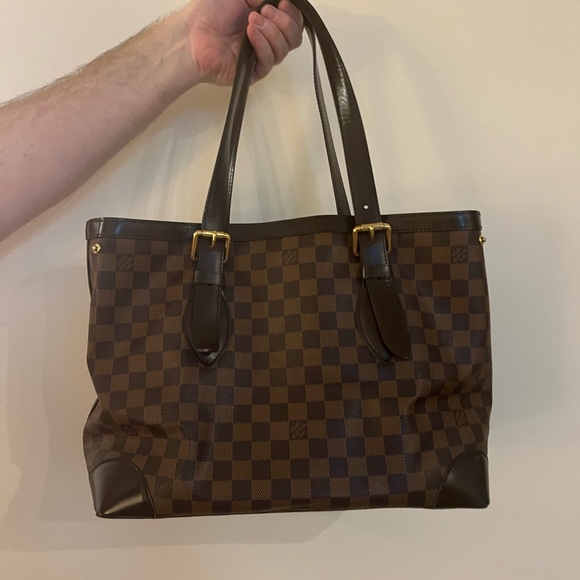Authentic Louis Vuitton Damier Purse.  Purchased on a cruise line
Pre loved - Picture 2 of 10